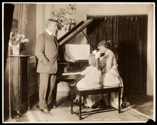 Robert Edeson, su esposa e hija en el piano, c.1915